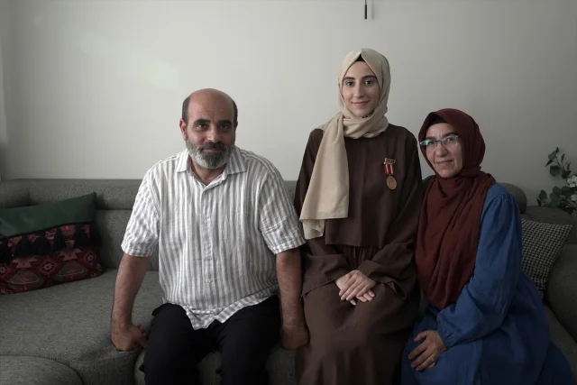 15 Temmuz'un Direnişçi Genç Kızı: Adviyye Gül İsmailoğlu'nun Unutulmaz Hikayesi