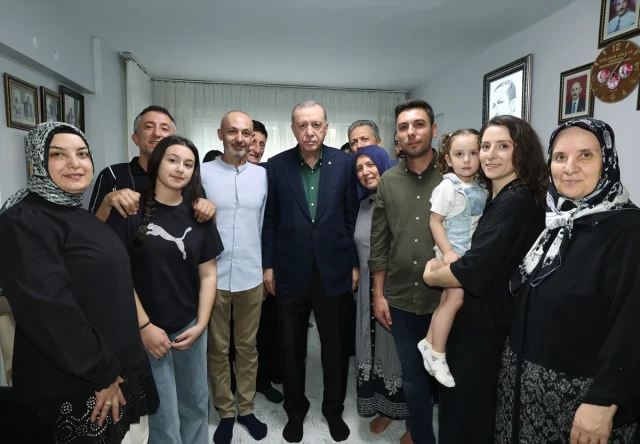 Cumhurbaşkanı Erdoğan Şehit Ailesine Anlamlı Ziyaret Gerçekleştirdi