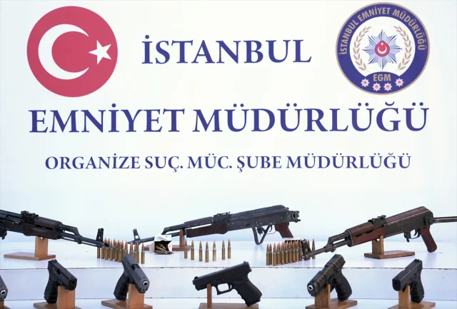 İstanbul'da Dev Suç Operasyonu: Yüzlerce Silah Ele Geçirildi