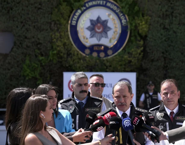 İstanbul'da Dev Suç Operasyonu: Yüzlerce Silah Ele Geçirildi