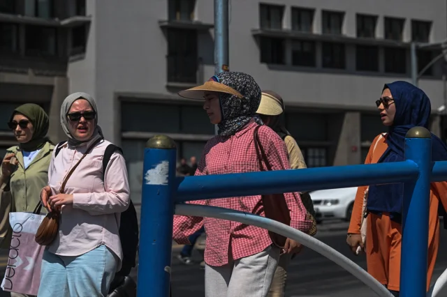 Ankara'da Kavurucu Sıcaklar: Vatandaşlar Çareyi Parklarda Buluyor