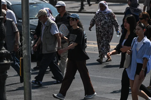Ankara'da Kavurucu Sıcaklar: Vatandaşlar Çareyi Parklarda Buluyor