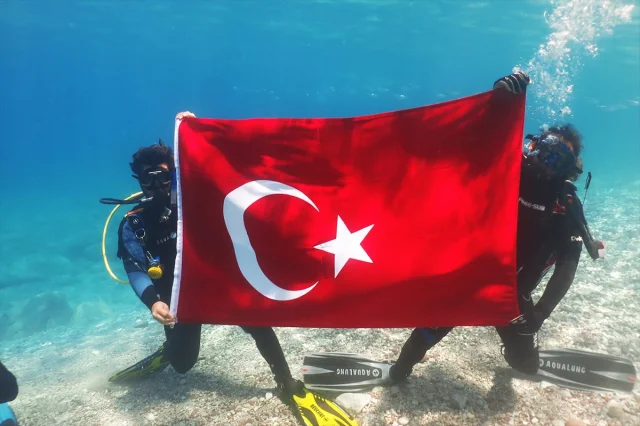 Antalya'da Unutulmaz Anma: Öğrenciler Gökyüzü ve Sualtı Etkinlikleriyle 15 Temmuz'u Hatırladı