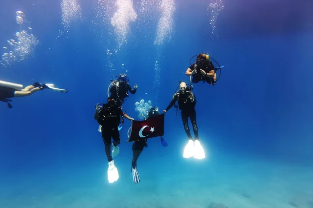 Antalya'da Unutulmaz Anma: Öğrenciler Gökyüzü ve Sualtı Etkinlikleriyle 15 Temmuz'u Hatırladı