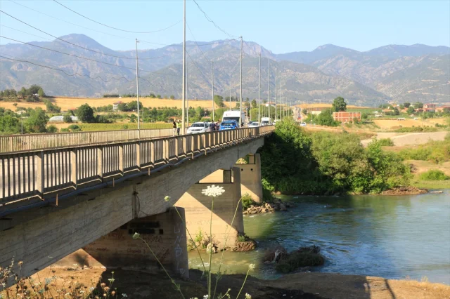 Tokat'ta Kelkit Çayı'nda Mahsur Kalan Kadın İtfaiye Tarafınd...
