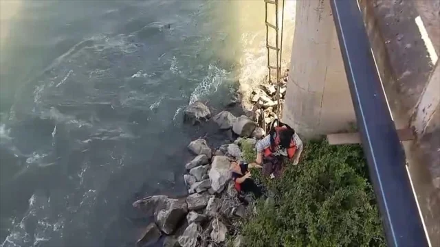 Tokat'ta Kelkit Çayı'nda Mahsur Kalan Kadın İtfaiye Tarafından Kurtarıldı