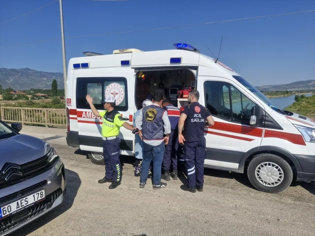 Tokat'ta Kelkit Çayı'nda Mahsur Kalan Kadın İtfaiye Tarafından Kurtarıldı