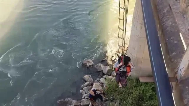 Tokat'ta Kelkit Çayı'nda Mahsur Kalan Kadın İtfaiye Tarafından Kurtarıldı