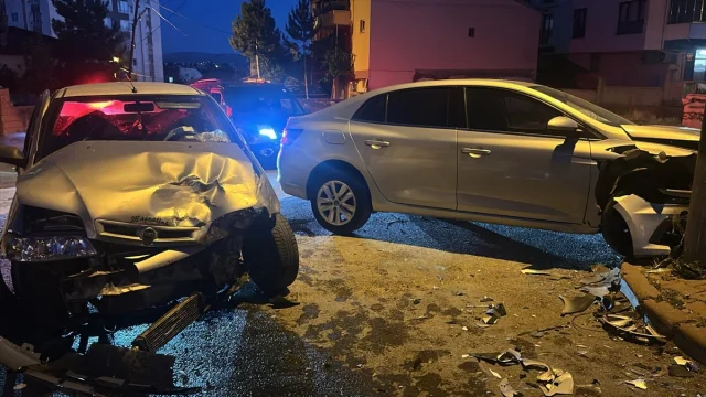Sivas'ta İki Otomobil Çarpıştı Toplam 6 Yaralı
