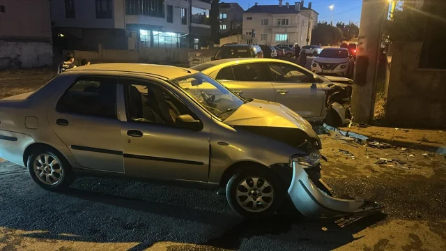 Sivas'ta İki Otomobil Çarpıştı Toplam 6 Yaralı