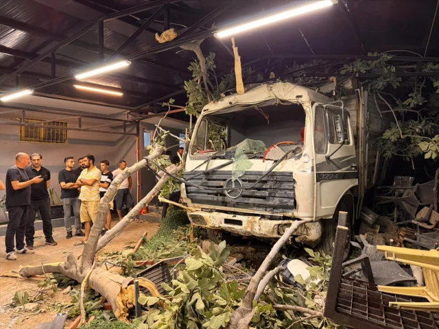 Hatay'da Kamyon Kazası Restoranı Savaş Alanına Çevirdi