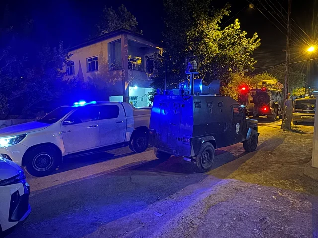 Van'da Silahlı Saldırı: Baba Hayatını Kaybetti, 3 Çocuk Yara...