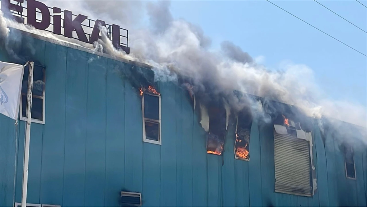 Bolu'da Medikal Fabrikasındaki Büyük Yangın Korkuttu