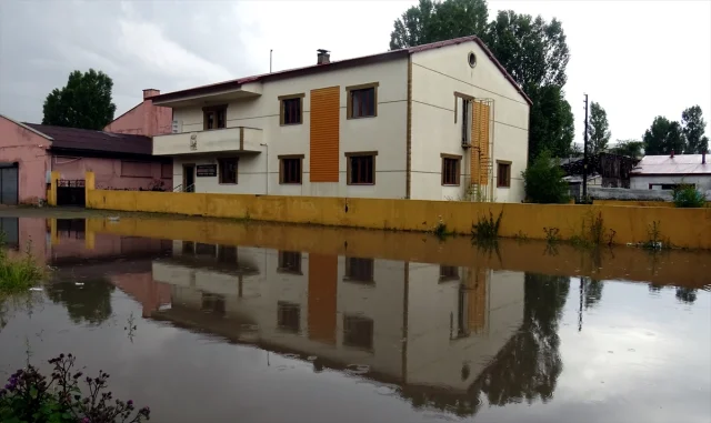 Sarıkamış'ta Dolu ve Sağanak Yaşamı Olumsuz Etkiledi