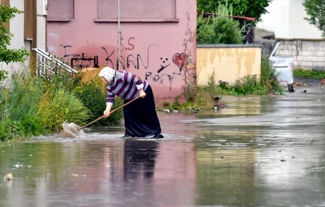 Sarıkamış'ta Dolu ve Sağanak Yaşamı Olumsuz Etkiledi