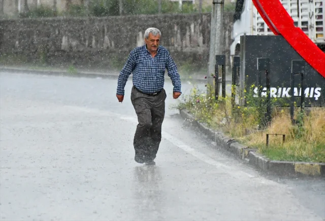 Sarıkamış'ta Dolu ve Sağanak Yaşamı Olumsuz Etkiledi