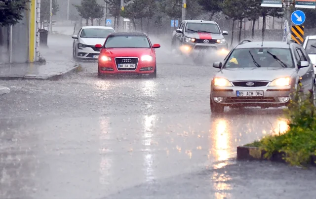 Sarıkamış'ta Dolu ve Sağanak Yaşamı Olumsuz Etkiledi