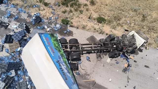 İzmir'de Viyadükte Kaza Anı: Tır Sürücüsü Film Gibi Kurtuldu