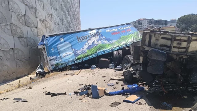 İzmir'de Viyadükte Kaza Anı: Tır Sürücüsü Film Gibi Kurtuldu