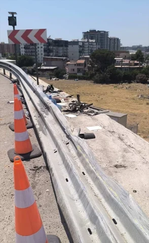 İzmir'de Viyadükte Kaza Anı: Tır Sürücüsü Film Gibi Kurtuldu