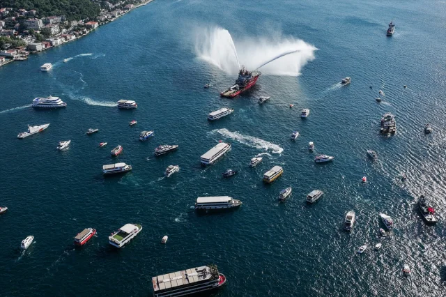 İstanbul Boğazı'nda 15 Temmuz Şehitleri İçin Anlamlı Geçiş