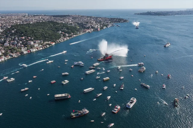 İstanbul Boğazı'nda 15 Temmuz Şehitleri İçin Anlamlı Geçiş