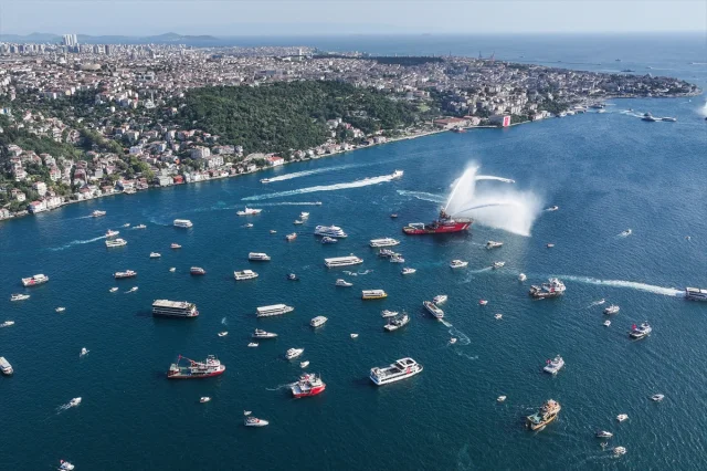 İstanbul Boğazı'nda 15 Temmuz Şehitleri İçin Anlamlı Geçiş