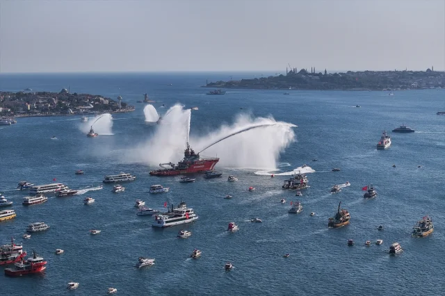 İstanbul Boğazı'nda 15 Temmuz Şehitleri İçin Anlamlı Geçiş