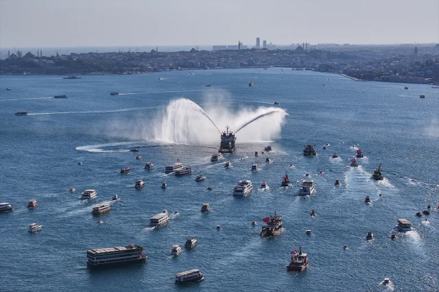 İstanbul Boğazı'nda 15 Temmuz Şehitleri İçin Anlamlı Geçiş