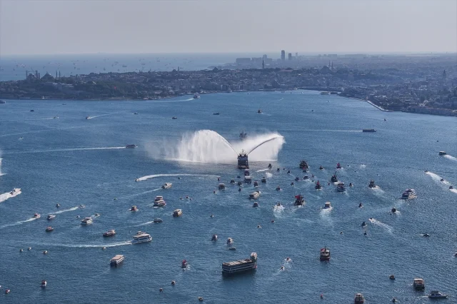 İstanbul Boğazı'nda 15 Temmuz Şehitleri İçin Anlamlı Geçiş