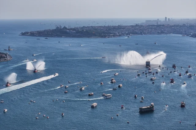 İstanbul Boğazı'nda 15 Temmuz Şehitleri İçin Anlamlı Geçiş