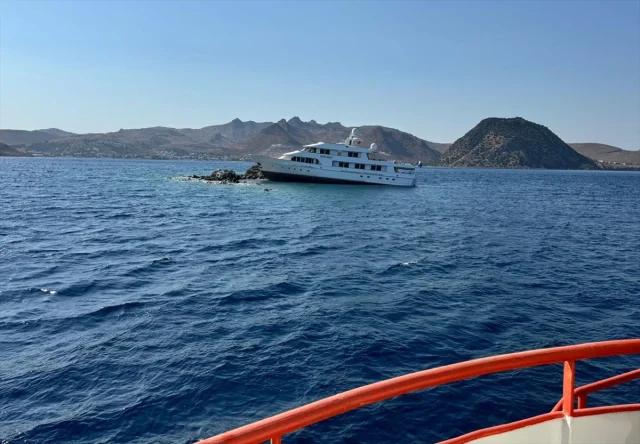 Bodrum'da Kayalıklara Çarpan Lüks Yat İçin Kurtarma Operasyo...