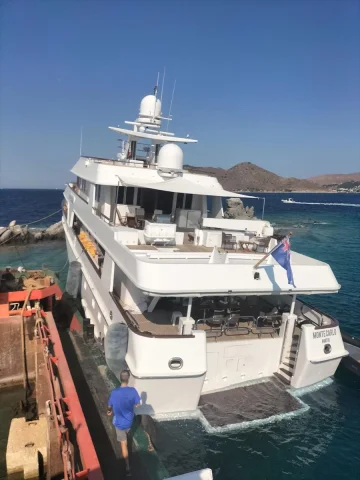 Bodrum'da Kayalıklara Çarpan Lüks Yat İçin Kurtarma Operasyonu Devam Ediyor