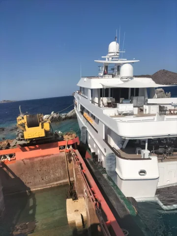 Bodrum'da Kayalıklara Çarpan Lüks Yat İçin Kurtarma Operasyonu Devam Ediyor
