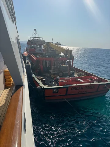 Bodrum'da Kayalıklara Çarpan Lüks Yat İçin Kurtarma Operasyonu Devam Ediyor