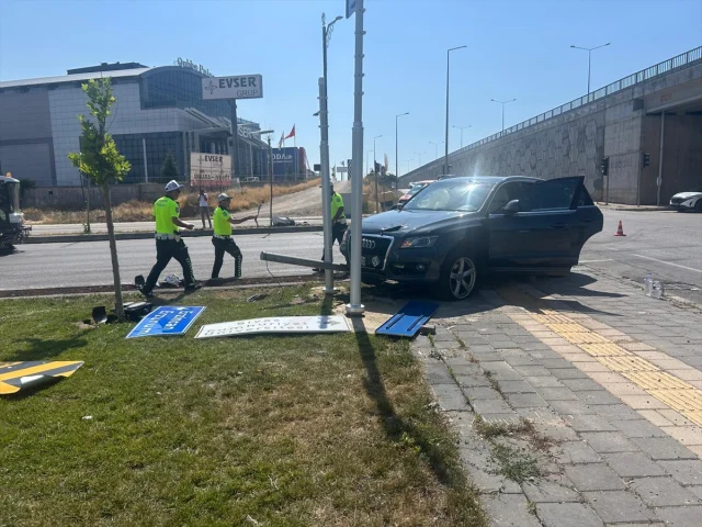 Sivas'ta Meydana Gelen Trafik Kazasında 4 Kişi Hastaneye Kaldırıldı