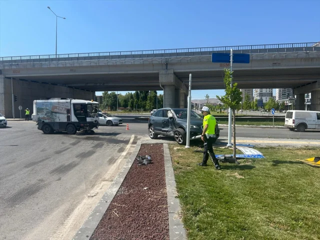 Sivas'ta Meydana Gelen Trafik Kazasında 4 Kişi Hastaneye Kaldırıldı