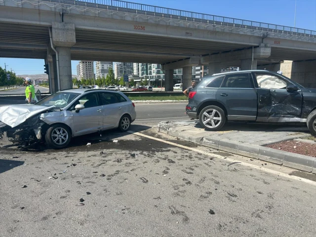 Sivas'ta Meydana Gelen Trafik Kazasında 4 Kişi Hastaneye Kaldırıldı