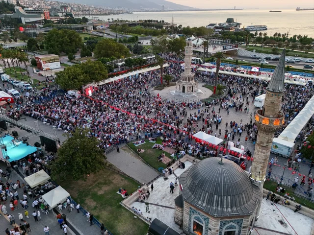 İzmir'de AK Parti'den 15 Temmuz'un Yıldönümünde Şehitler Anıldı