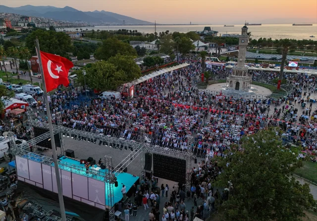 İzmir'de AK Parti'den 15 Temmuz'un Yıldönümünde Şehitler Anıldı