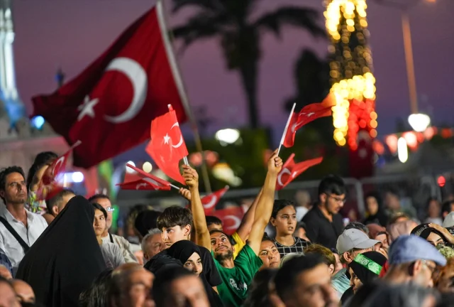 İzmir'de AK Parti'den 15 Temmuz'un Yıldönümünde Şehitler Anıldı