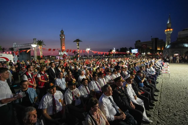 İzmir'de AK Parti'den 15 Temmuz'un Yıldönümünde Şehitler Anıldı
