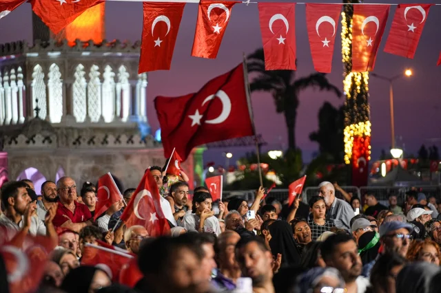 İzmir'de AK Parti'den 15 Temmuz'un Yıldönümünde Şehitler Anıldı