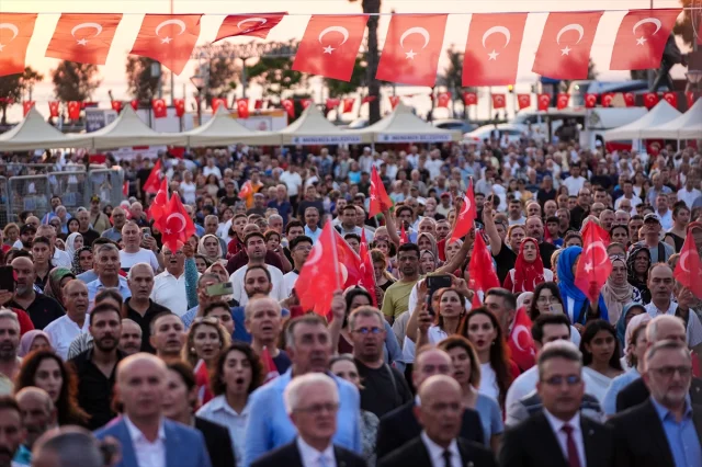 İzmir'de AK Parti'den 15 Temmuz'un Yıldönümünde Şehitler Anıldı