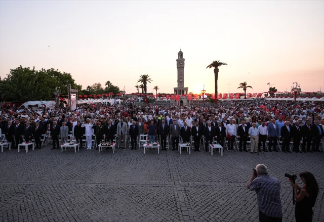 İzmir'de AK Parti'den 15 Temmuz'un Yıldönümünde Şehitler Anıldı
