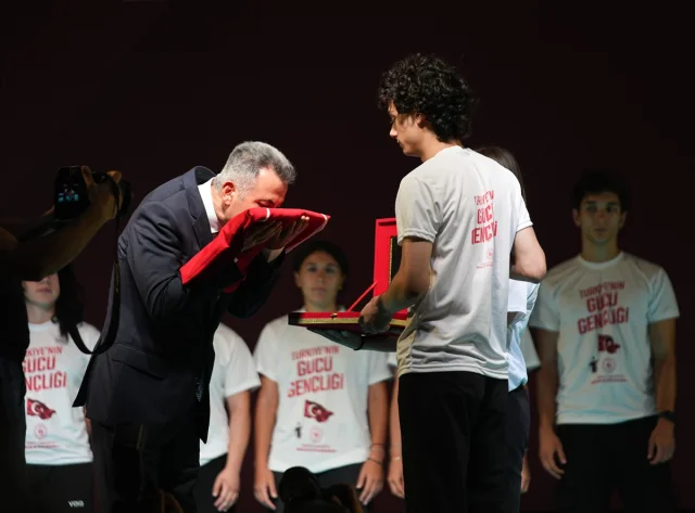 İzmir'de AK Parti'den 15 Temmuz'un Yıldönümünde Şehitler Anıldı