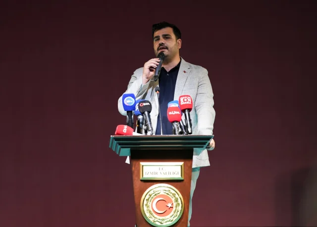 İzmir'de AK Parti'den 15 Temmuz'un Yıldönümünde Şehitler Anıldı