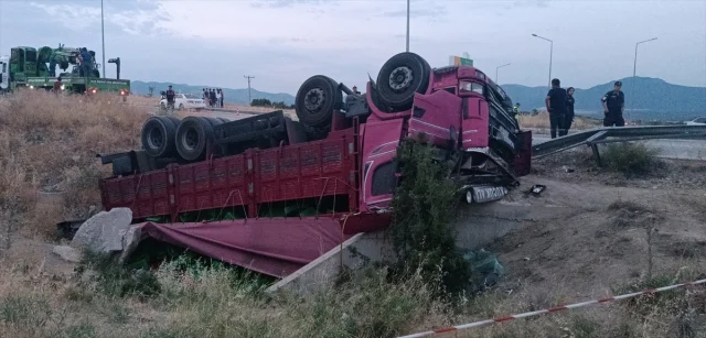 Burdur Gölhisar'da Trajik Kaza: Domates Yüklü Kamyonet Şarampole Devrildi