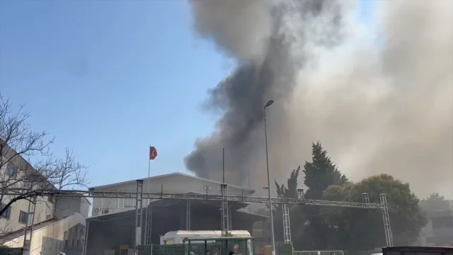 Esenyurt'ta Tekstil Fabrikasında Çıkan Yangın Korkuttu