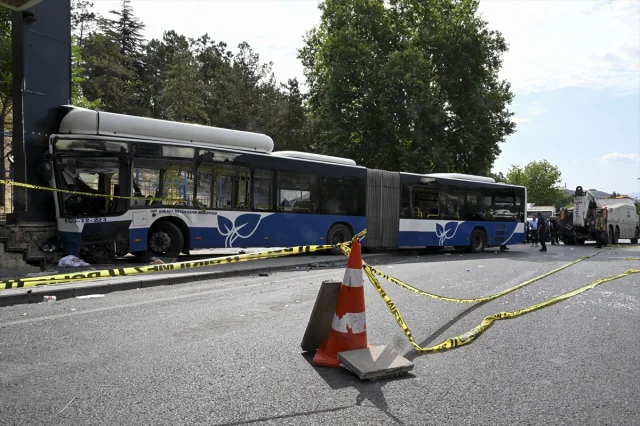 Ankara’da Zincirleme Trafik Kazası 27 Yaralıyla Atlattı